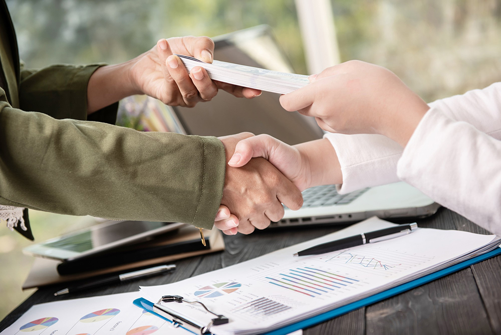 what do finance jobs pay